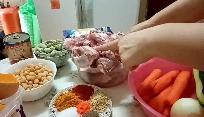 Añadir las especias al cuscús (comino, menta negra, cúrcuma).