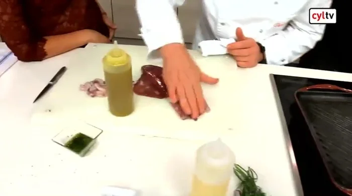 Calentar la parrilla. Rociar ligeramente los calamares con aceite de oliva para evitar que se peguen.