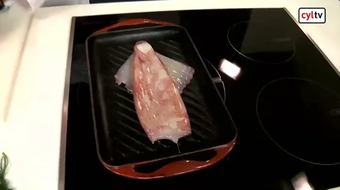 Cocinar los calamares a la parrilla durante 7-8 minutos por cada lado, hasta que estén dorados.