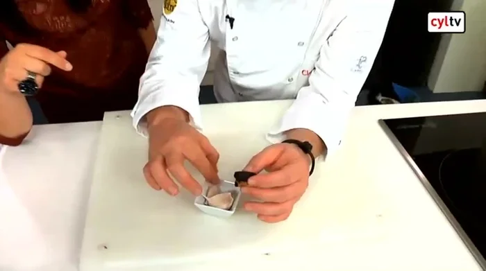 Preparar el alioli negro: Machacar el ajo negro y el ajo blanco (opcionalmente usar mortero). Batir con el huevo, aceite de girasol y sal hasta obtener una mayonesa. Incorporar la tinta de calamar.