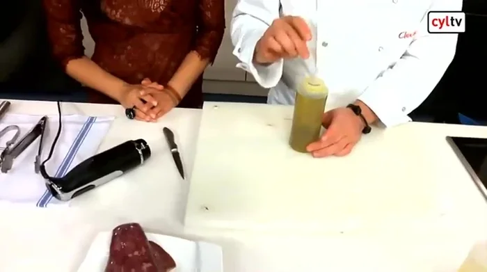 Emulsionar el eneldo con aceite de oliva virgen extra.