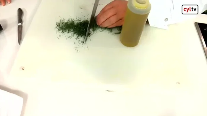 Limpiar los calamares, sin retirar la piel.