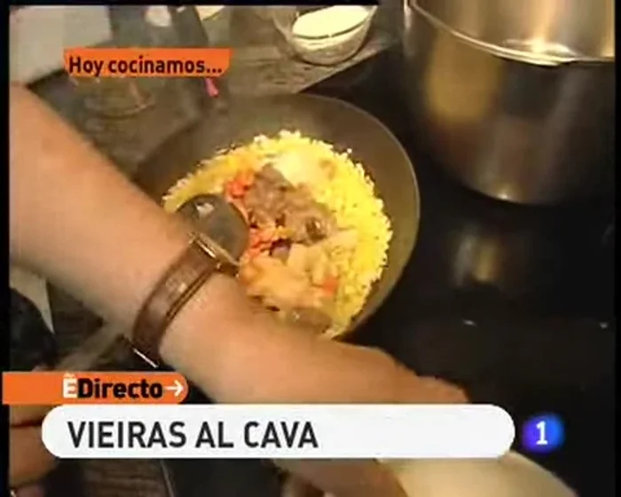 Añadir las vieiras troceadas a la cebolla rehogada.
