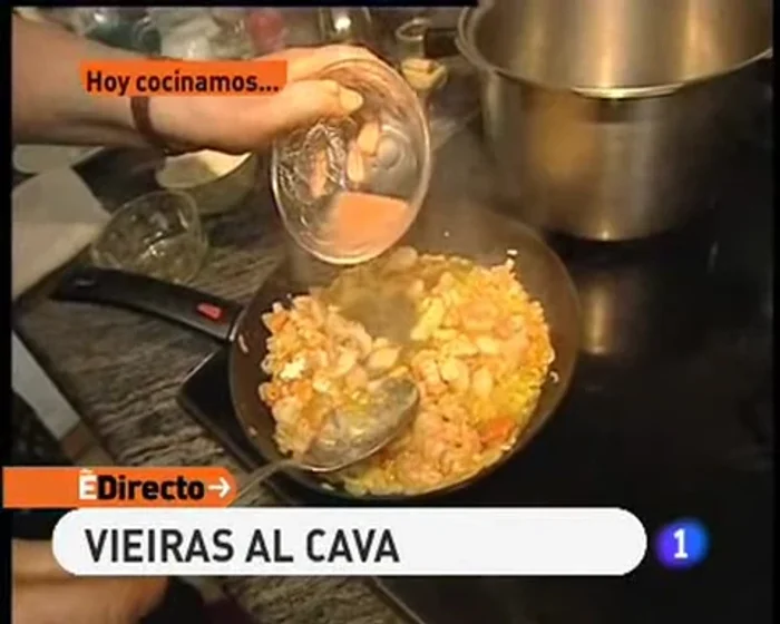 Agregar el jugo de las cabezas de gamba, cava, pimienta blanca y un poco de ajo.