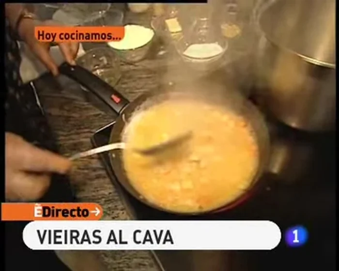 Preparar la bechamel: derretir mantequilla, incorporar harina y leche fría previamente mezclada. Remover hasta obtener una textura suave.