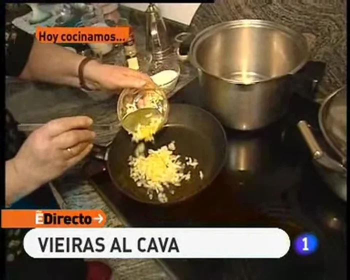 Rehogar la media cebolla.