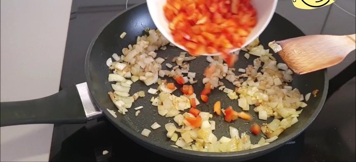 Incorporar el pimiento rojo, tomate y seguir removiendo hasta que esté todo bien frito. (102.47)