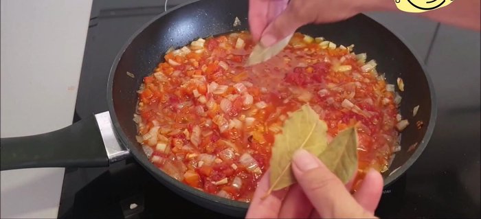 Añadir laurel (opcional) y una pizca de azúcar. (154.21)