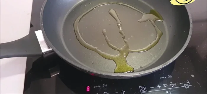 Preparación del relleno: Calentar aceite en una sartén. Añadir pimiento verde y cebolla picada. (299.81)
