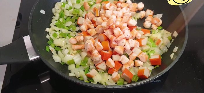 Incorporar el resto de ingredientes (boca de mar, langostinos troceados, huevos cocidos). Salpimentar. (329.02)