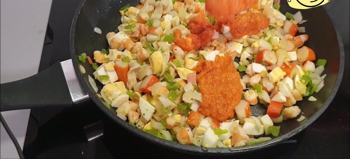 Añadir cucharadas de la salsa preparada anteriormente. (395.409)