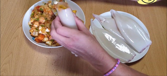 Rellenar los calamares y cerrar con palillos. (427.39)