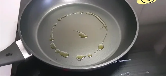 Dorar los calamares rellenos en una sartén con aceite por ambos lados. Salpimentar. (484.65)