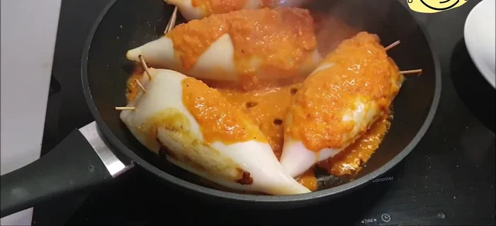 Añadir la salsa preparada y media o una lata de cerveza. Cocinar a fuego lento durante 20 minutos. (507.74)
