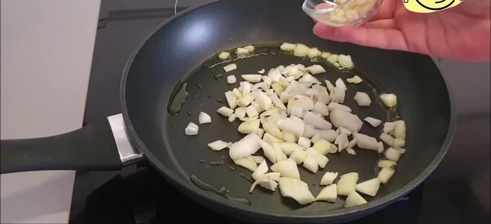 Preparación de la salsa: Calentar aceite en una sartén. Añadir cebolla picada, ajo, sal y pimienta. Saltear hasta dorar. (72.03)