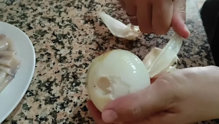 Pelar y cortar una cebolla en juliana fina. Reservar. (190.969)
