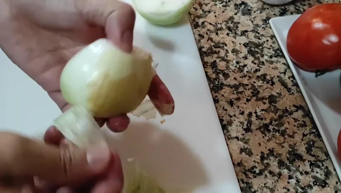 Pelar y picar finamente la otra cebolla. Reservar. (239.99)