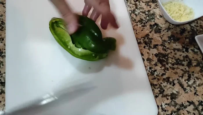 Cortar el pimiento verde en tiras finas y luego en cuadraditos. Reservar. (315.249)