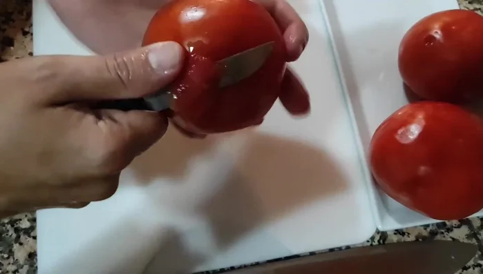 Pelar los tomates, cortarlos en trozos grandes y triturarlos. Reservar. (348.689)