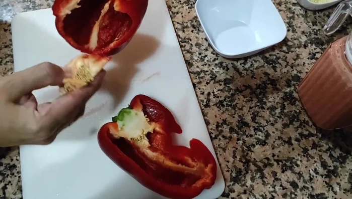 Cortar el pimiento rojo en tiras finas y luego en cuadraditos. Reservar. (393.38)