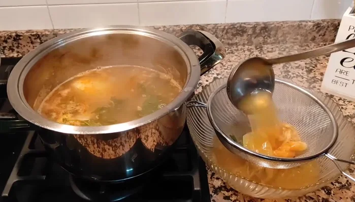 Colar el caldo de mariscos. (528.36)