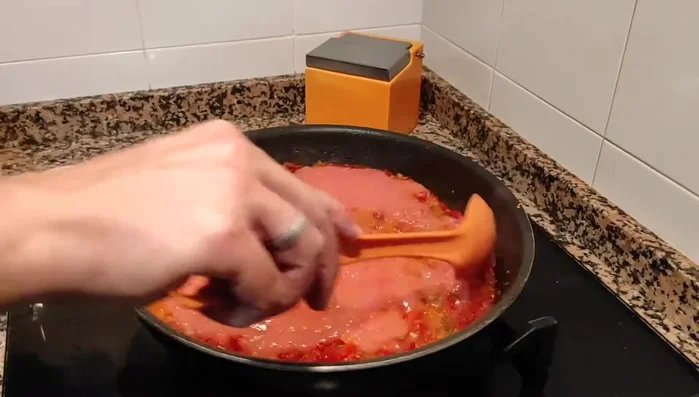 Agregar el tomate triturado al sofrito y dejar sofreír. (546.39)