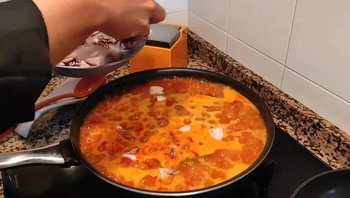Agregar los chipirones y dejar cocer unos 10 minutos. (598.499)