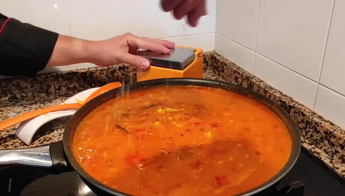Añadir más caldo de mariscos (aprox. ½ litro) y rectificar de sal. Agregar las chirlas. (609.81)