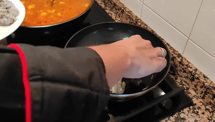 Marcar los langostinos en una sartén con aceite hasta que estén dorados por ambos lados. (634.35)
