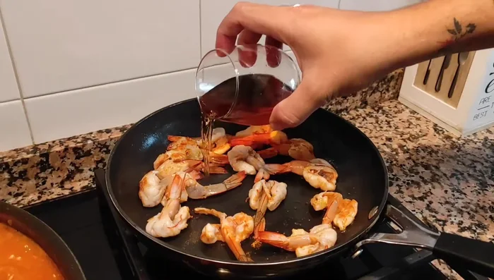 Agregar el coñac a los langostinos (con la campana apagada), flamear y reducir. (655.209)
