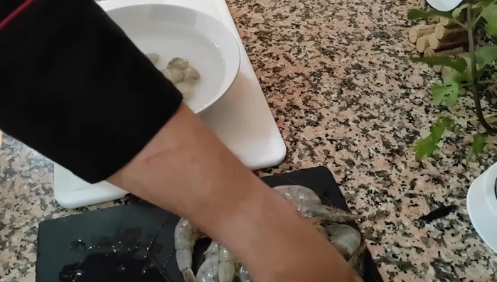Limpiar y depurar las chirlas en agua con sal. Reservar. (66.02)