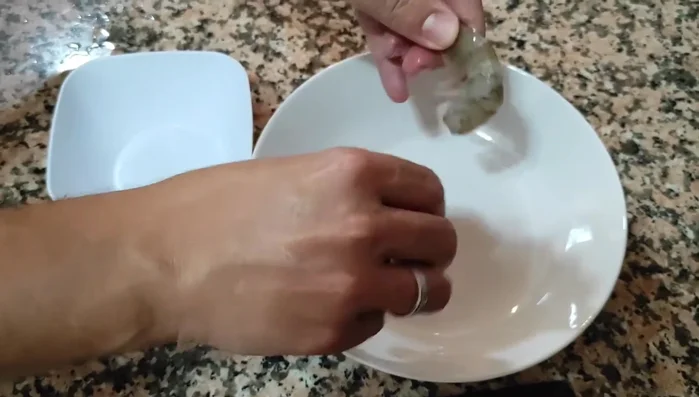 Pelar los langostinos, quitando la cabeza y la carcasa, dejando la cola. Reservar las carcasas. (76.72)