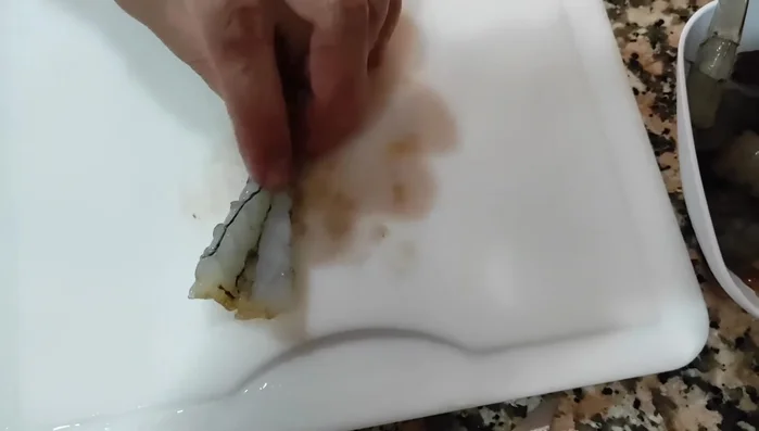 Cortar la parte inferior del langostino y colocar la cola hacia arriba. Reservar. (93.21)
