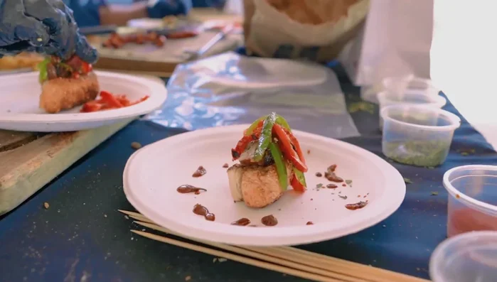 Arma los pinchos: Coloca una rebanada de pan, una de queso provolone, un trozo de chistorra y los pimientos encima. (127.19)
