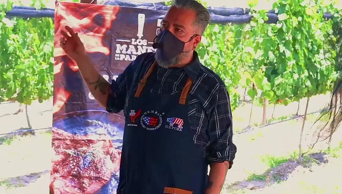Guarda los pimientos y chiles asados en una bolsa de plástico para que suden. (53.28)