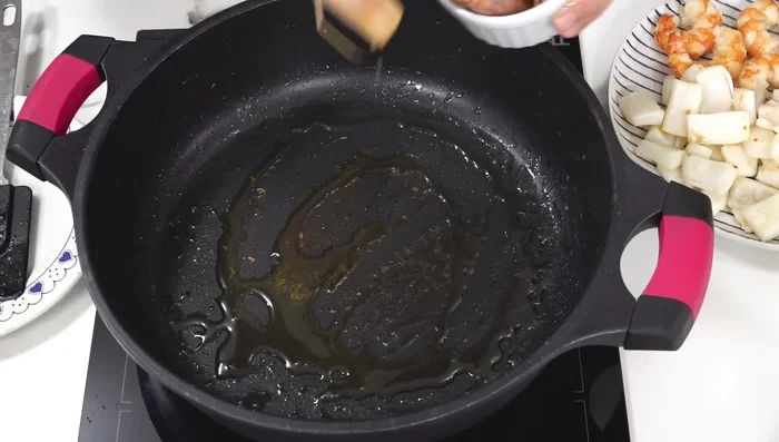 Marcar las cabecitas de los gambones en una sartén con un poco de aceite para aprovechar su jugo.