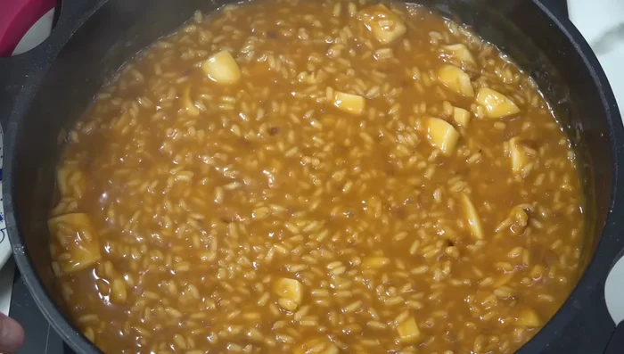Añadir más caldo si es necesario para que el arroz quede meloso y cremoso.