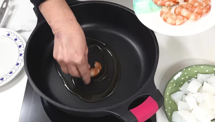 Cocinar los gambones a fuego vivo, solo vuelta y vuelta, en una cazuela con un poco de aceite. Retirar y reservar.