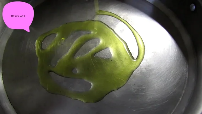 Calentar el aceite de oliva en una sartén amplia. (49.64)