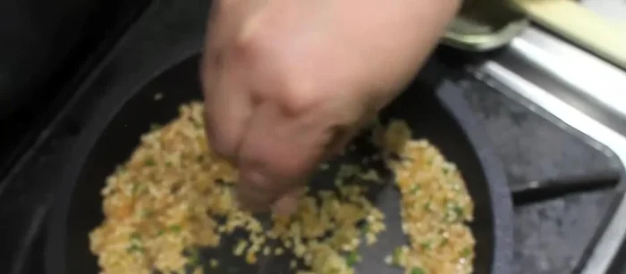 Sazonar con sal y pimienta. Agregar el caldo de pichón y remover.