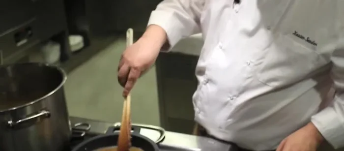 Una vez que comience a hervir, bajar el fuego para evitar que se desgranen los granos de arroz. Cocer durante 12-13 minutos.