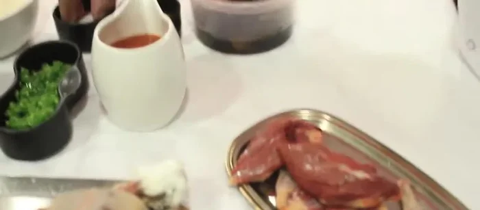 Deshuesar el pichón. Reservar muslos y pechuga. Con la carcasa y los huesos, preparar un caldo corto.