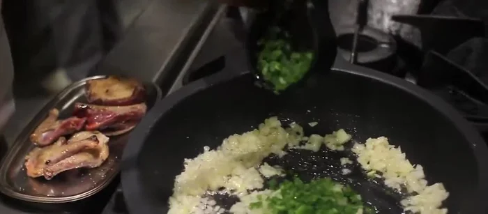 En una pallera antiadherente, dorar las pechugas y muslos de pichón.