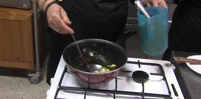 Añadir el pan frito a la sartén con la raya. (213.04)