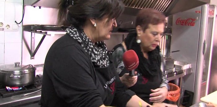 En una sartén, añadir aceite de oliva. Agregar la raya y cocinarla. (229.3)