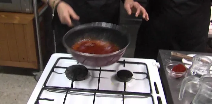 Agregar un poco de agua para que la raya se cocine al vapor y se mantenga tierna. (261.51)