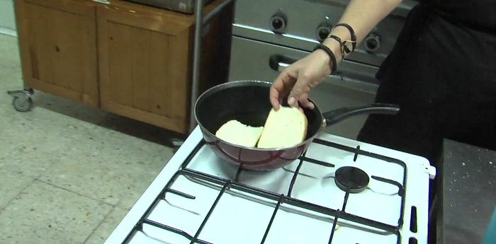 Preparar el pan frito: Freír el pan del día anterior con ajo y pimentón. (63.67)