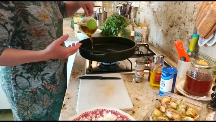 En una cacerola ancha, poner una base de aceite de oliva.