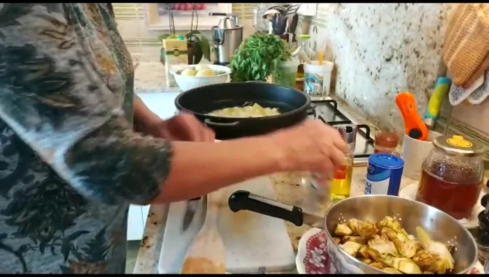 Incorporar la guindilla, pimienta y sal al gusto. Añadir las patatas cortadas pequeñas.