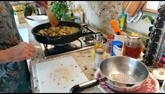 Añadir las alcachofas previamente preparadas.